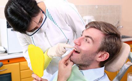 Стоматолог объяснил, чем опасны коварные зубы мудрости