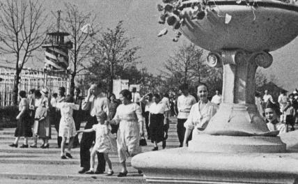 На фото: семья на прогулке в Центральном парке культуры и отдыха имени М. Горького в Москве, 1930-ые годы.