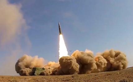 На фото: пуск ракеты оперативно-тактического ракетного комплекса (ОТРК) "Искандер-М"