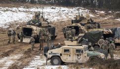Эндрю Корыбко: НАТО спорит, кто ляжет под русские танки, а кто переждет в тылу