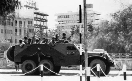 На фото: бронетранспортер нового режима Кипра патрулирует территорию острова после переворота кипрской национальной гвардии под руководством Греции, в результате которого было свергнуто правительство архиепископа Макариоса, 1974 год.