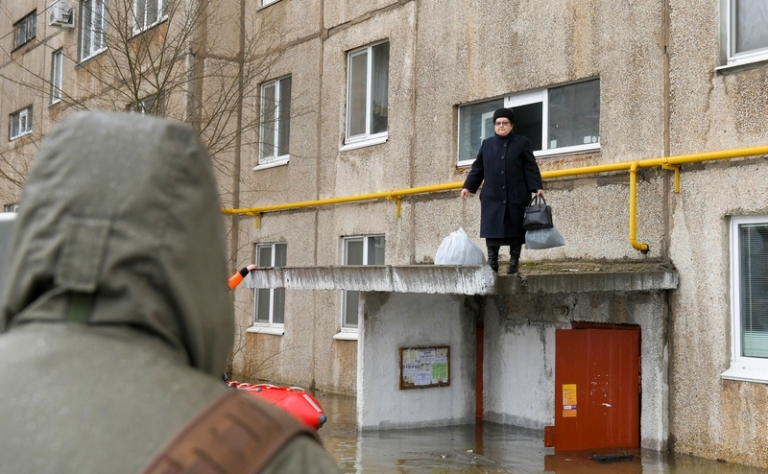 На фото: ситуация при эвакуации жителей Ленинского района Орска.