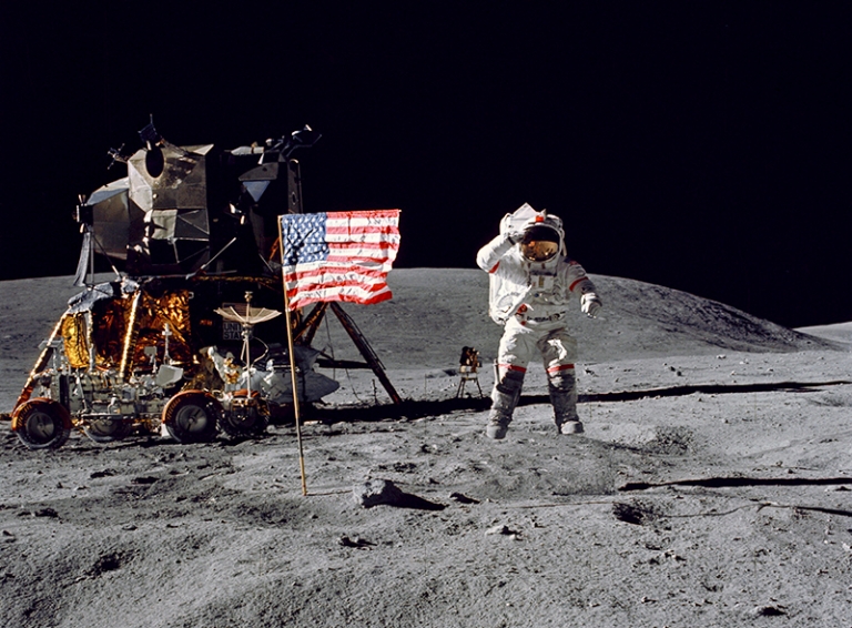 На фото: астронавт Джон В. Янг, командир лунной миссии «Аполлон-16», на поверхности Луны во время первого выхода в открытый космос, 1972 год.