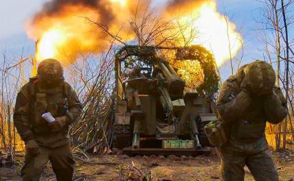 На фото: военнослужащие во время боевой работы самоходной гаубицы "Гиацинт-С" в зоне проведения специальной военной операции.