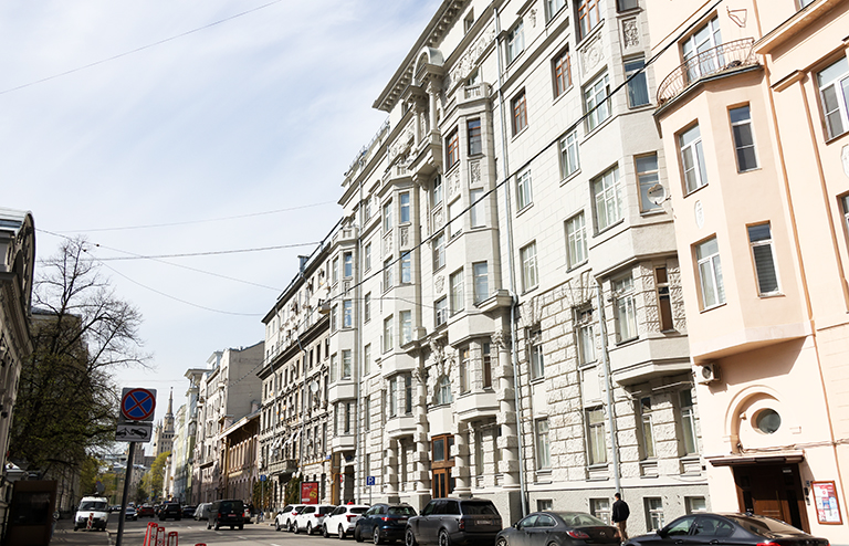 На фото: дом на Поварской улице, в котором находится квартира отстраненного от должности заместителя министра обороны РФ Тимура Иванова.