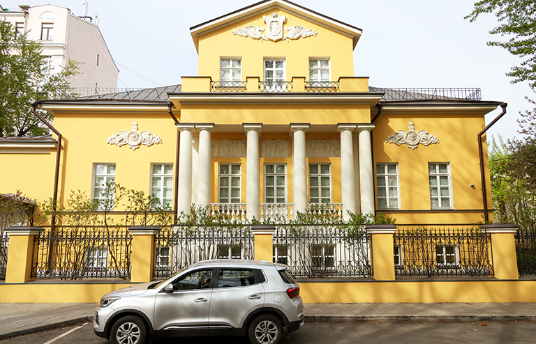 На фото: дом-усадьба отстраненного от должности заместителя министра обороны РФ Тимура Иванова в Чистом переулке.