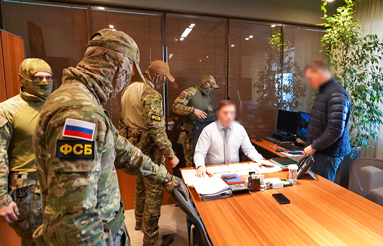  На фото: сотрудники ФСБ РФ во время задержания чиновника Министерства экономического развития в башне "Москва сити".