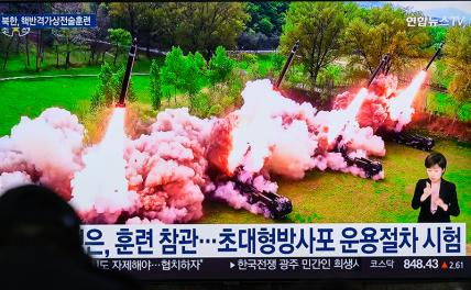 На фото: круглосуточное южнокорейское телевидение Yonhapnews показывает пуск северокорейской сверхбольшой залповой ракеты во время тактических учений, имитирующих ядерную контратаку северокорейских сверхбольших реактивных систем залпового огня