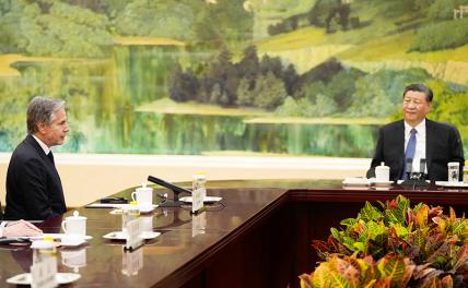 На фото: председатель КНР Си Цзиньпин (справа) и госсекретарь США Энтони Блинкен (слева) во время встречи в Пекине, Китай.