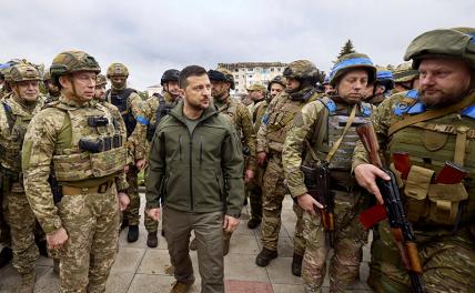 На фото: президент Украины Владимир Зеленский (в центре) с командующим Сухопутными войсками Александром Сырским (слева)