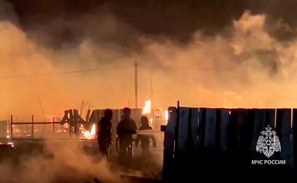 На фото: сотрудники МЧС России во время тушения пожара на территории садоводческого некоммерческого товарищества "Победа".