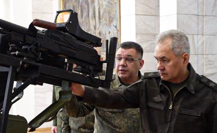На фото: министр обороны РФ Сергей Шойгу (слева) во время инспектирования штаба Объединенной группировки войск.