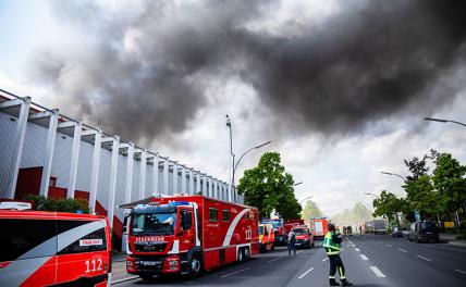На фото: пожар на территории фабричного цеха в берлинском округе Лихтерфельде