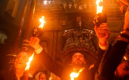 На фото: верующие в храме Гроба Господня во время схождения Благодатного огня накануне православной Пасхи, Иерусалим, Израиль.