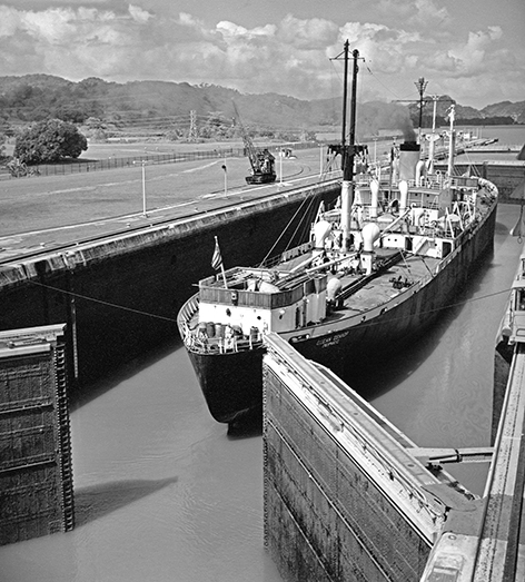 На фото: водяные ворота шлюза «Miraflores» на Панамском канале, Панама, 1970-ые гг.
