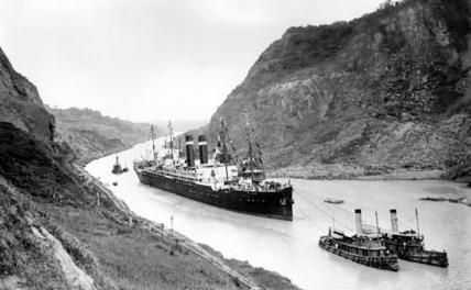 На фото: пассажирское судно проходит через Панамский канал в 1915 году.