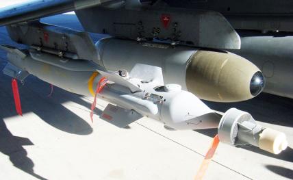 На фото: планирующая бомба Paveway IV с лазерным наведением