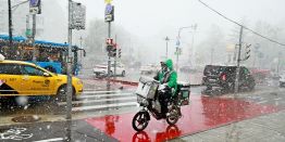 Погода на майские праздники в Москве "зажгла" снегопадом