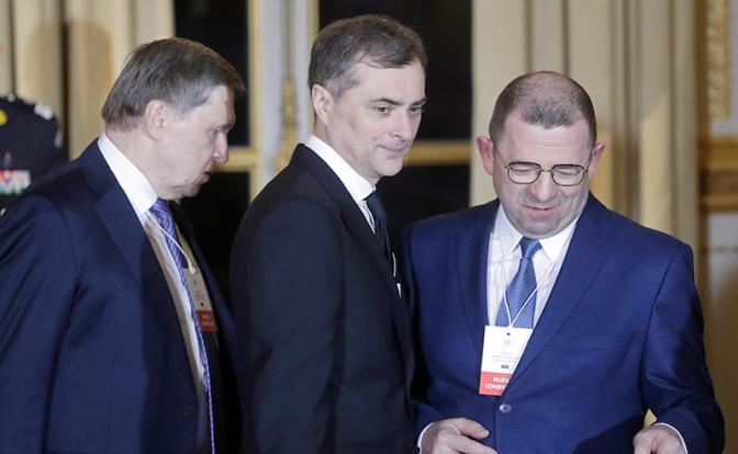 На фото: помощники президента России Юрий Ушаков и Владислав Сурков (слева направо) во время встречи лидеров стран "нормандской четверки" в Париже, Франция, 2019 год.