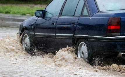 Эксперт рассказал, почему стоит снижать скорость во время проезда луж Эксперт рассказал, почему стоит снижать скорость во время проезда луж