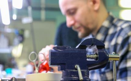 Русский, немец, белорус, американец поспорили, чьи тиски крепче Русский, немец, белорус, американец поспорили, чьи тиски крепче