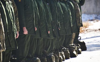 Родители солдат-срочников требуют отмены контрактов, подписанных под давлением в первый день призыва