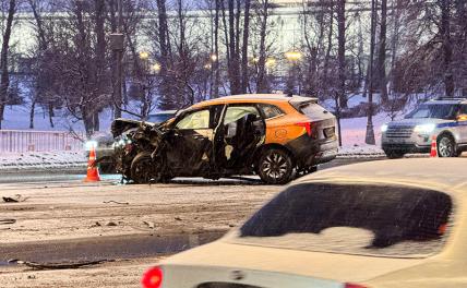 На фото: обстановка на месте ДТП на Кутузовском проспекте в Москве.