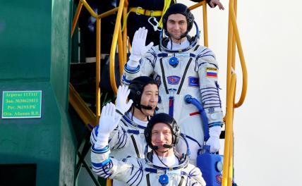 На фото: члены основного экипажа пилотируемого корабля «Союз МС-27» космонавты «Роскосмоса» Алексей Зубрицкий (сверху), Сергей Рыжиков (снизу) и астронавт NASA Джонатан Ким (в центре) перед запуском ракеты-носителя «Союз-2.1а» с кораблем «Союз МС-27». (Фото: Сергей Савостьянов/ТАСС) На фото: члены основного экипажа пилотируемого корабля «Союз МС-27» космонавты «Роскосмоса» Алексей Зубрицкий (сверху), Сергей Рыжиков (снизу) и астронавт NASA Джонатан Ким (в центре) перед запуском ракеты-носителя «Союз-2.1а» с кораблем «Союз МС-27». (Фото: Сергей Савостьянов/ТАСС)