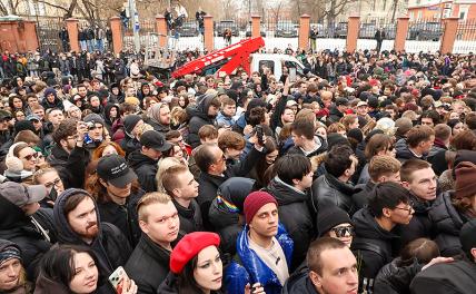 «Хороший добрый человек, наркоман просто»: кто и зачем посмертно делает идола из Паши Техника
