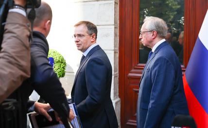На фото: помощник президента РФ, председатель Российского военно-исторического общества (РВИО) Владимир Мединский и заместитель министра иностранных дел РФ Михаил Галузин (слева направо) (Фото: Александр Рюмин/ТАСС) На фото: помощник президента РФ, председатель Российского военно-исторического общества (РВИО) Владимир Мединский и заместитель министра иностранных дел РФ Михаил Галузин (слева направо) (Фото: Александр Рюмин/ТАСС)