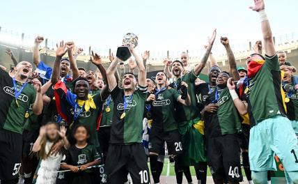 Галицкий оставил Миллера без золота: «Зенит» тоскливо смотрит, как «Краснодар» ликует и пьет шампанское Галицкий оставил Миллера без золота: «Зенит» тоскливо смотрит, как «Краснодар» ликует и пьет шампанское