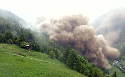 Альпы превращаются в «зону смерти»: Сорвавшийся ледник уничтожил деревню (ошеломляющее видео) Альпы превращаются в «зону смерти»: Сорвавшийся ледник уничтожил деревню (ошеломляющее видео)