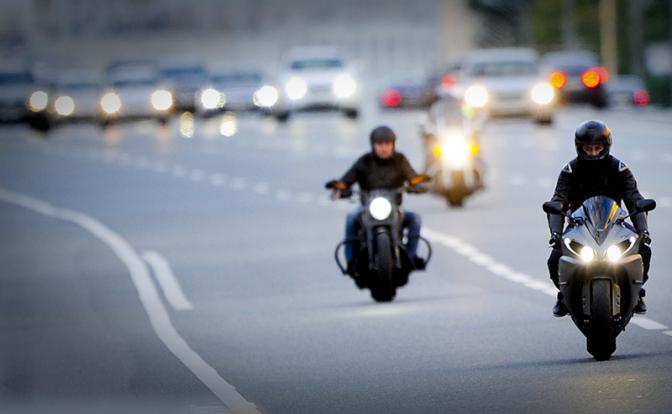 «Выделенки» стали спецтрассой для чиновников и мигрантов. Нашим туда нельзя! «Выделенки» стали спецтрассой для чиновников и мигрантов. Нашим туда нельзя!