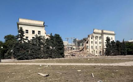 Авиация РФ ударом КАБ сорвала флаг Украины со здания администрации Херсона