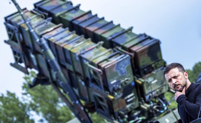 Трамп начинает беситься: Зеленский требует «расходники» для Patriot, хотя знает, что у Штатов этих противоракет мало Трамп начинает беситься: Зеленский требует «расходники» для Patriot, хотя знает, что у Штатов этих противоракет мало