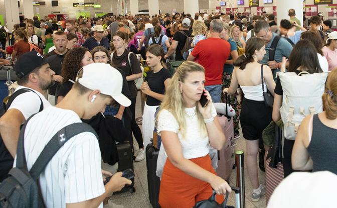 Ужас в Шереметьево, кошмар в Пулково: 5 июля в столичных аэропортах одни матерились, другие пели песни Ужас в Шереметьево, кошмар в Пулково: 5 июля в столичных аэропортах одни матерились, другие пели песни