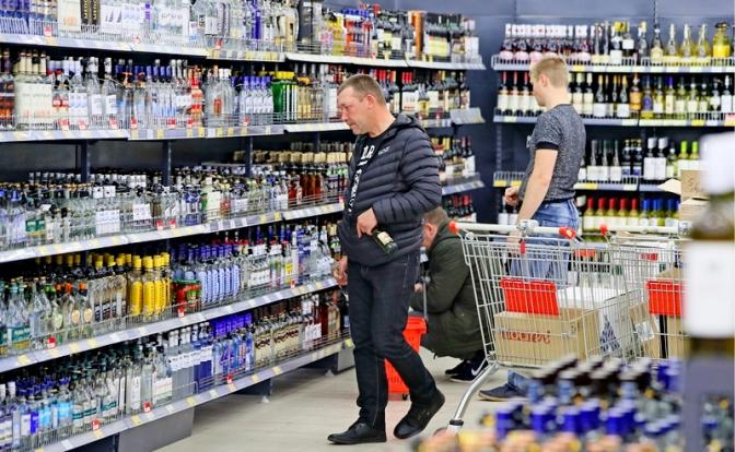 Назван алкогольный напиток, который вызывает самые сильные отеки Назван алкогольный напиток, который вызывает самые сильные отеки