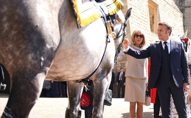 День взятия Бастилии не впустую прошел: от Макрона уже лошади падают День взятия Бастилии не впустую прошел: от Макрона уже лошади падают