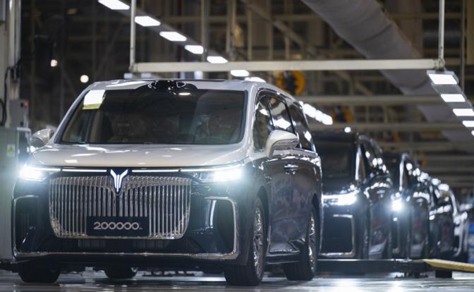 Кризис на авторынке: Продажи простых иномарок падают, а «Роллс-Ройсов» — растут Кризис на авторынке: Продажи простых иномарок падают, а «Роллс-Ройсов» — растут