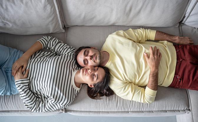 Россиянам рассказали, сколько можно лежать на диване в выходной день Россиянам рассказали, сколько можно лежать на диване в выходной день