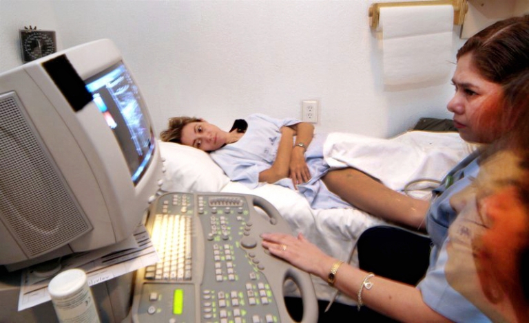 На фото: допплеровское ультразвуковое исследование вен для выявления нарушений кровообращения в ногах.