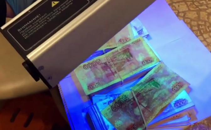 Коррупция в погонах: глава райотдела полиции ХМАО попался на взятке и покалечил коллег при задержании Коррупция в погонах: глава райотдела полиции ХМАО попался на взятке и покалечил коллег при задержании