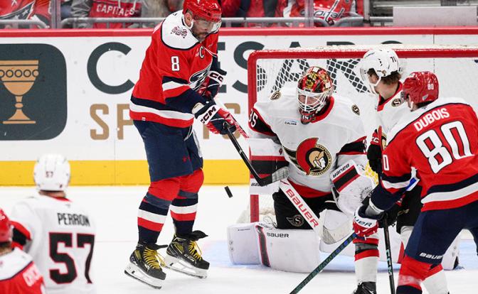 На фото: левый нападающий «Вашингтон Кэпиталз» Алекс Овечкин (8) пытается пройти мимо вратаря «Оттава Сенаторз» Линуса Уллмарка (35) во время третьего периода хоккейного матча НХЛ. Чемпионат НХЛ: "Вашингтон Кэпиталз" - "Оттава Сенаторз" - 1:7.