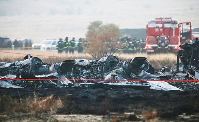 На фото: обломки на месте крушения турецкого военно-транспортного самолета C-130 недалеко от границы с Азербайджаном.