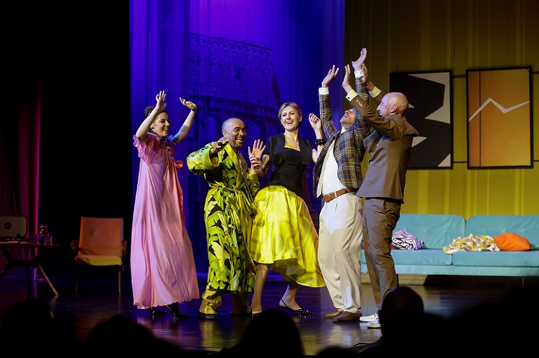 Пять героев и большой секрет: Театр «Русская песня» покажет «Римских Рогоносцев»