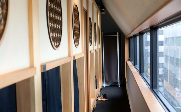 На фото: в Zen Tokyo, роскошном капсульном отеле в Нингёчо с минималистичным японским дизайном.