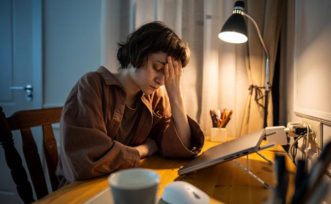 Назван простой совет, как избавиться от головной боли из-за недосыпа