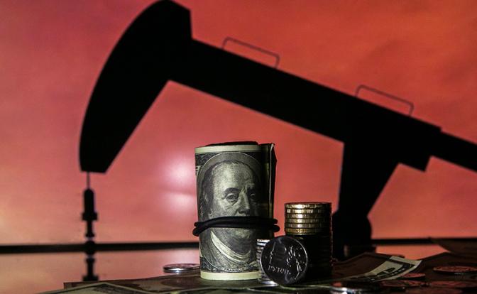 Нефть закрепляется выше 100 долларов, но рублю это не помогает Нефть закрепляется выше 100 долларов, но рублю это не помогает