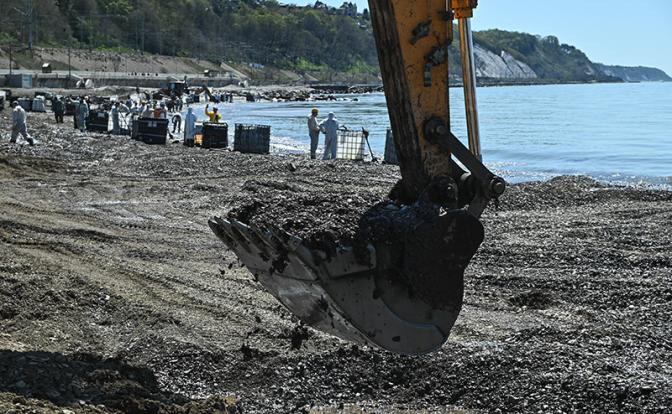 Туапсе под «нефтяным дождём»: Над портовым черноморским городом навис призрак Анапы Туапсе под «нефтяным дождём»: Над портовым черноморским городом навис призрак Анапы