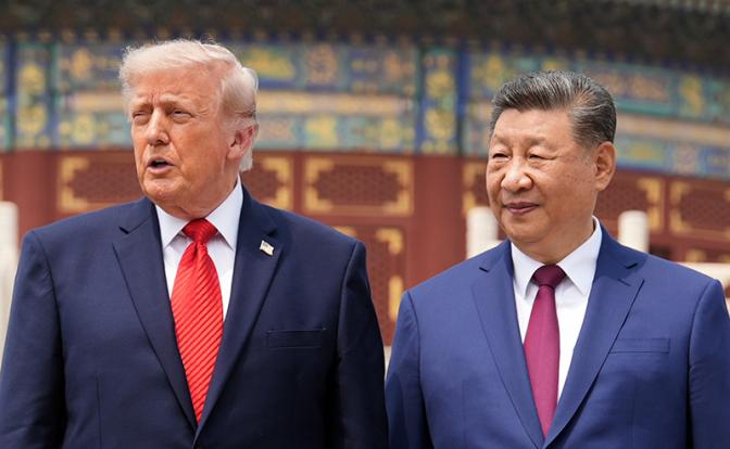 На фото: председатель КНР Си Цзиньпин и президент СЩА Дональд Трамп (справа налево)